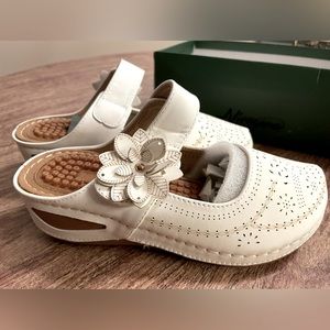 NWT Alicegana Mules - Wedge Sandals Closed Toe Mules (35 Euro or 3 US Big Kids)